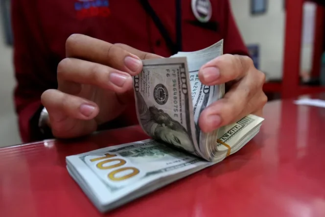 
					Banking System Under Pressure As Currency Devaluation Continues