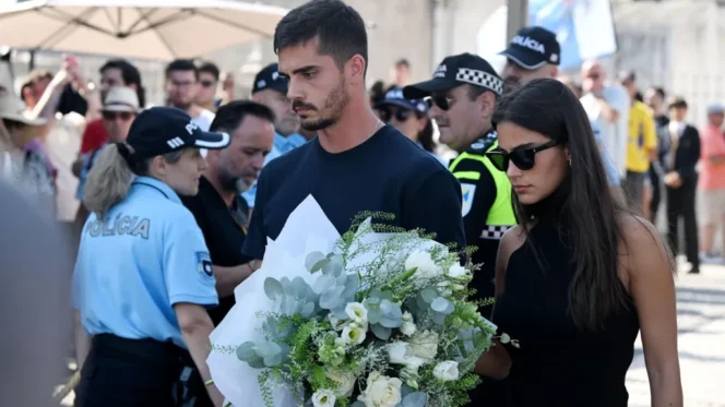 
					Crowds Pay Tribute to Liverpool Star Jota in His Hometown in Portugal